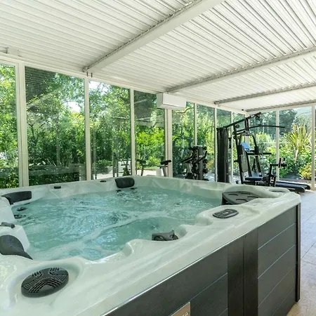 Vittoria ,tennis Court, Pool , Jacuzzi & Gym Villa Lucca
